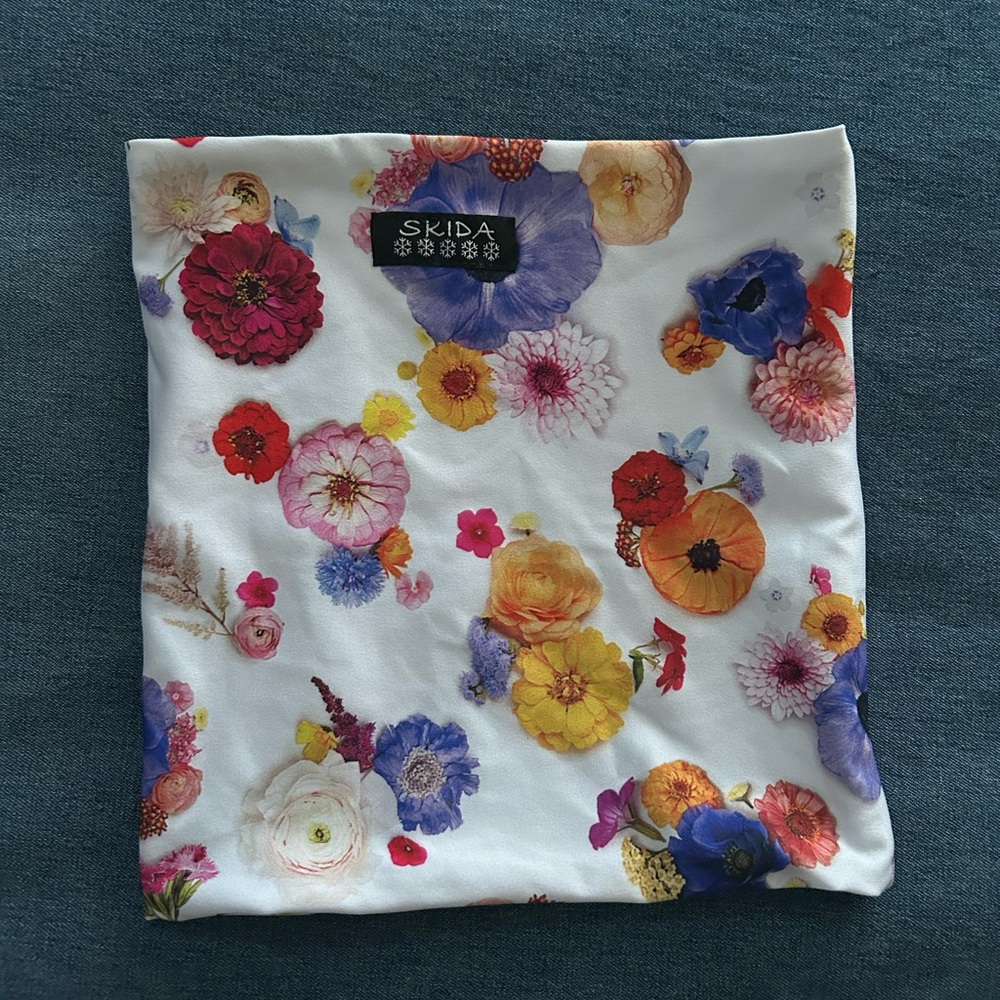 Skida brand Alpine Fleece-Lined Neckwarmer. Beautiful pattern, like new